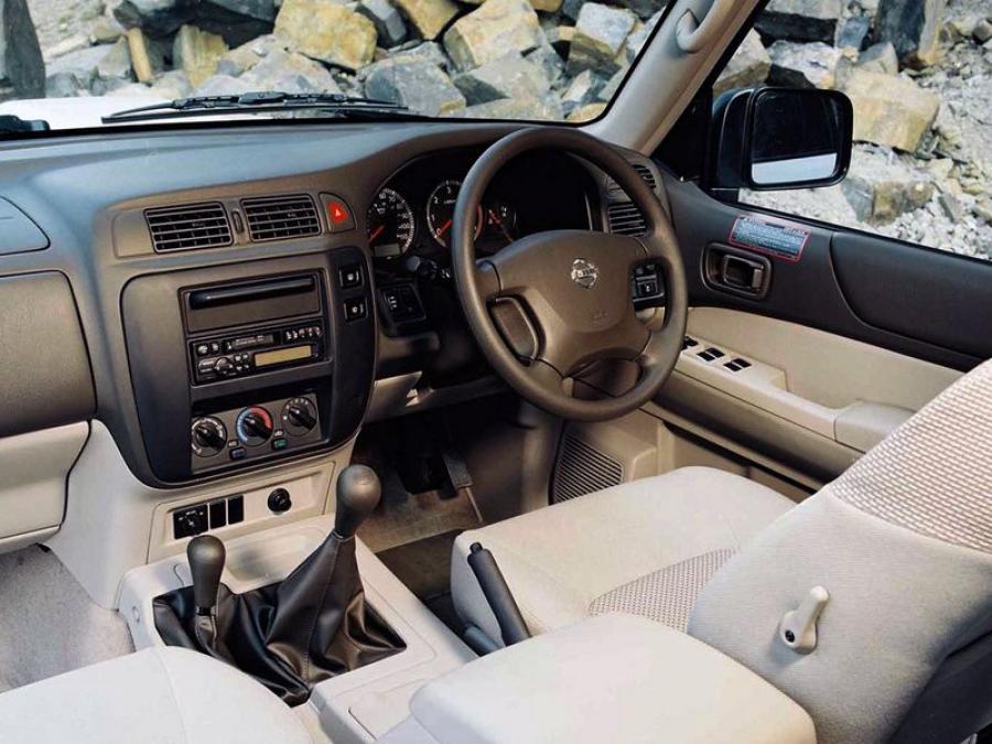  Nissan Patrol GR 5-Door 2001 года  (UK) (фото 4 из 7)